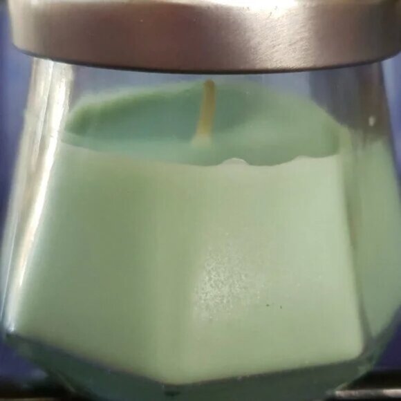 TWO ITEMS: Savon de Marseille Violet Soap & Old Williamsburgh Sea Salt Candle - Picture 6 of 9